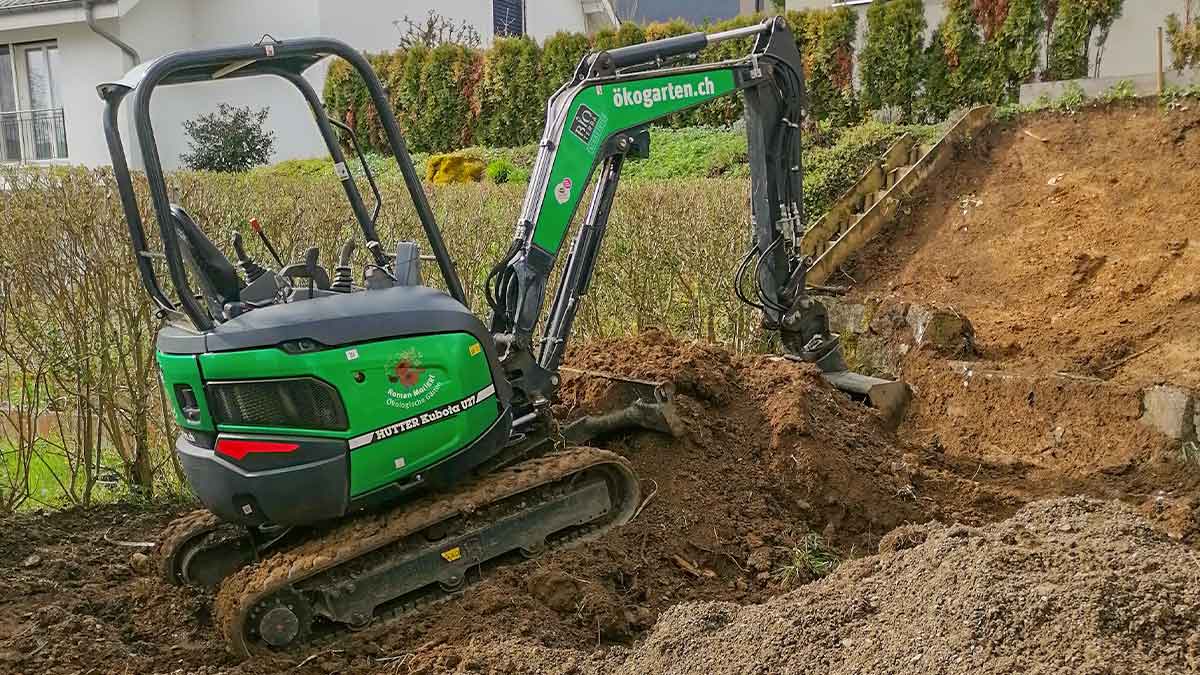 Gartenbau - Bagger im Garten