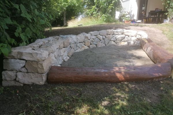 sitzmauer-als-trockenmauer-061C2E4220-80EF-38F8-ED74-9F5A26E041A6.jpg